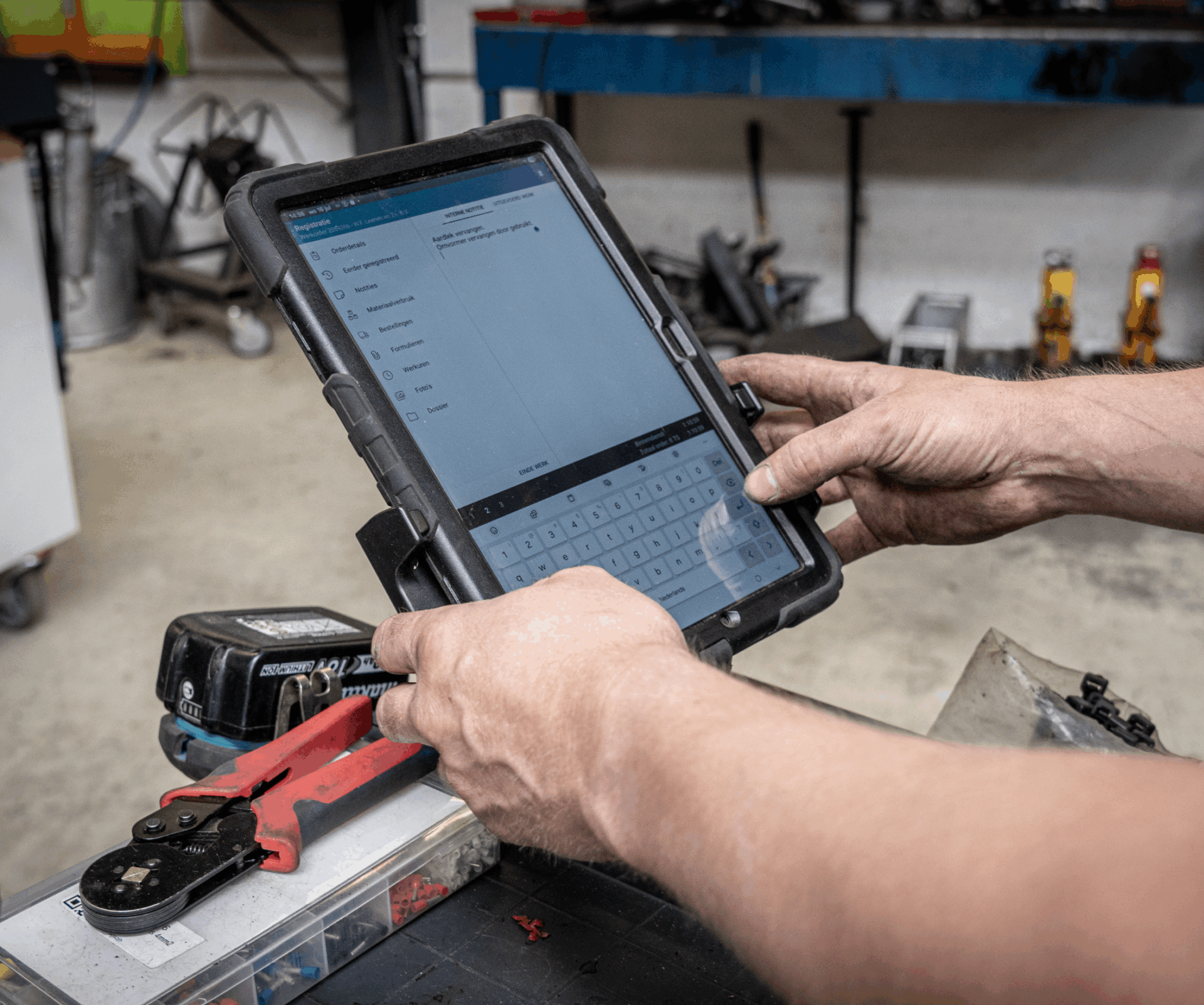 Monteur registreert werkuren en taken met Powerall werkbonapp op tablet
